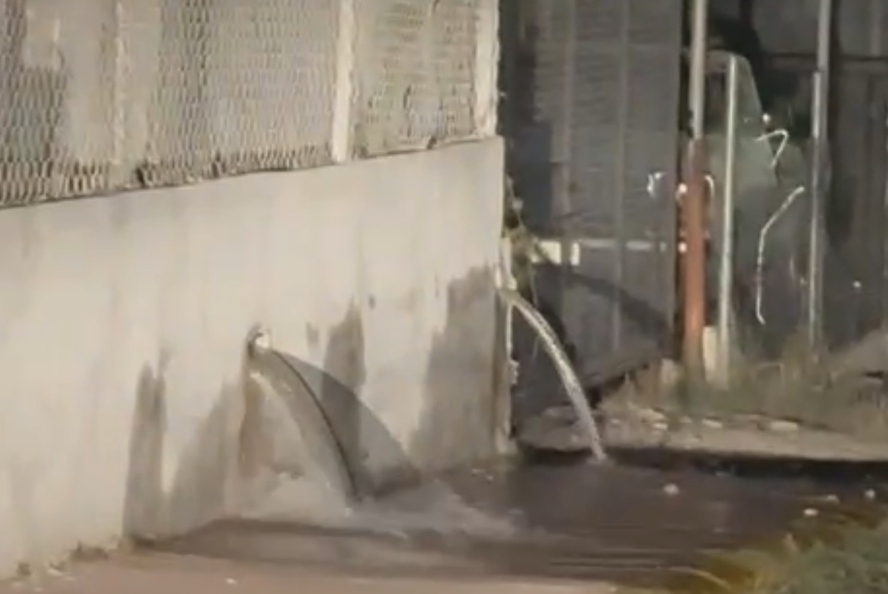 Según usuarios, el desperdicio fue reportado al rededor de las 3 de la mañana, sin embargo el personal de SIMAS nunca se hizo presente y el derrame alcanzó varias cuadras del sector. Foto: Especial