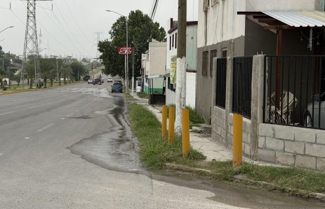 De nueva cuenta, vecinos mostraron su molestia por el derrame que afecta ciertos domicilios y comercios de la colonia Doña Pura. Foto: Kevin Liñán