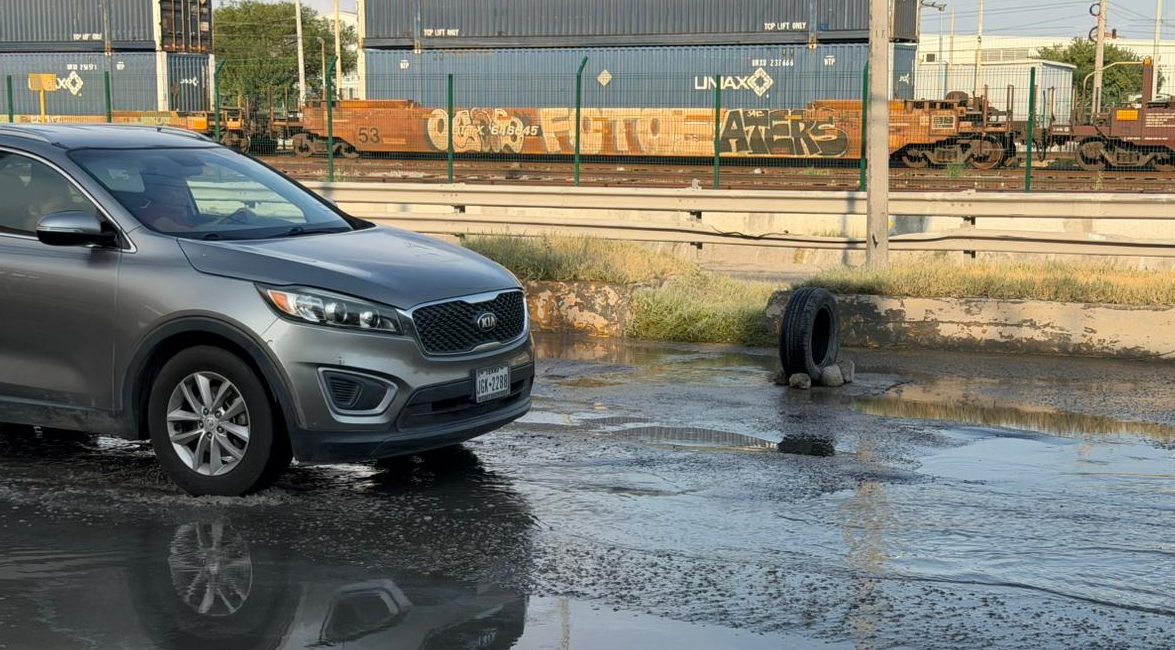 Automovilistas circulan entre el derrame de aguas negras sobre la Ruta Fiscal, mientras una llanta colocada de manera improvisada advierte sobre una alcantarilla abierta a la altura de la calle San Martín. Foto: Kevin Liñán