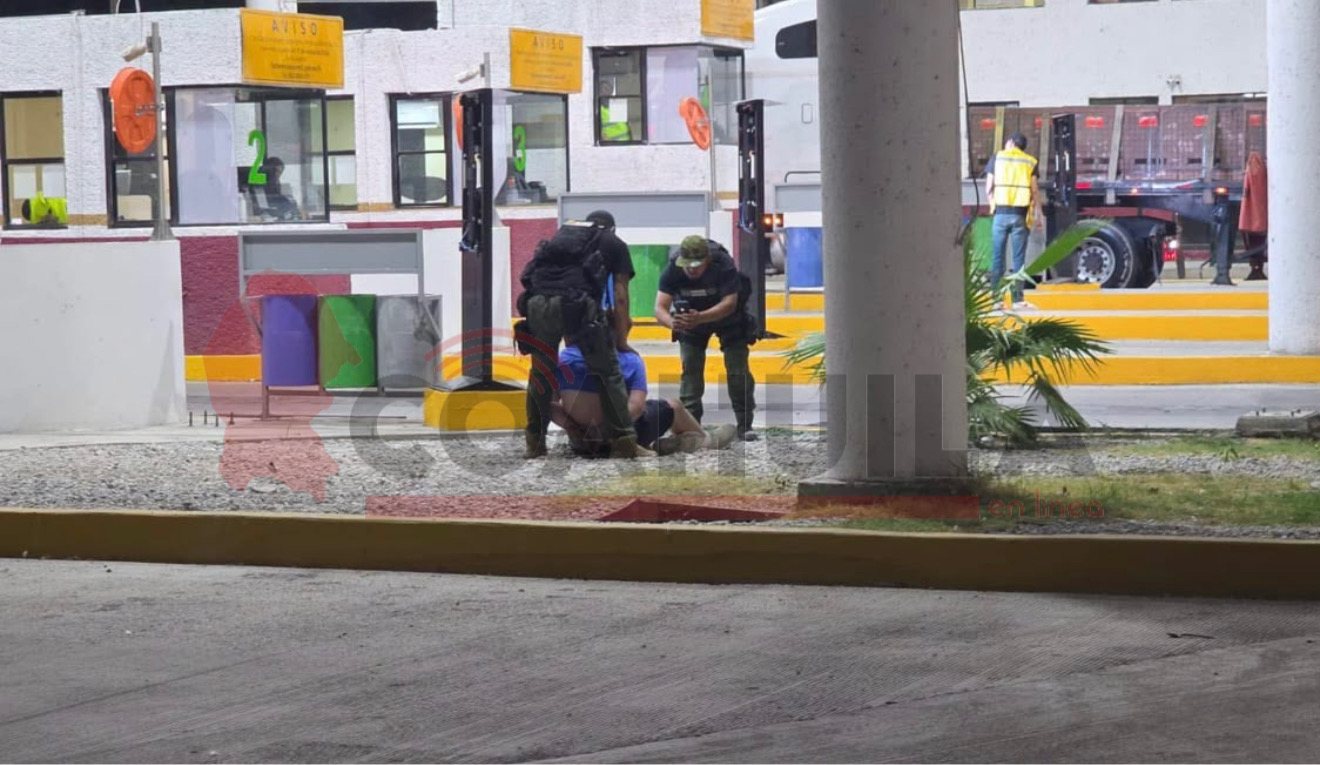 Elementos de la Policía de Acción y Reacción (PAR) momento de la detención de Chad 'N', en el Puente Internacional II. Foto: Especial